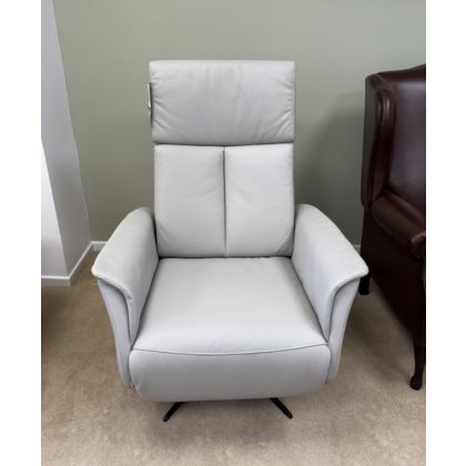 HK 8022 Medium Riser Recliner (WAS: £2,315 / NOW: £1,055*)