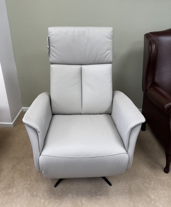 HK 8022 Medium Riser Recliner (WAS: £2,315 / NOW: £1,055*) HK 8022 Medium Riser Recliner (WAS: £2,315 / NOW: £1,055*)