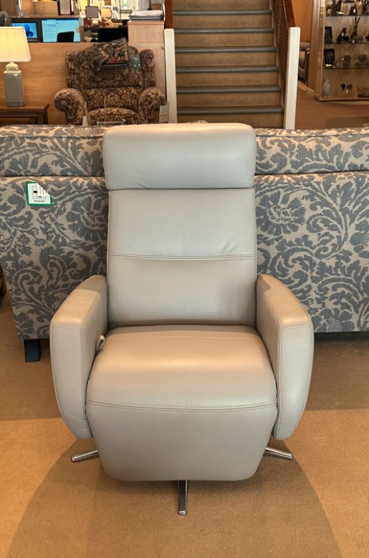 IMG Space 3400 Chair with Footrest (£899) IMG Space 3400 Chair with Footrest (£899)